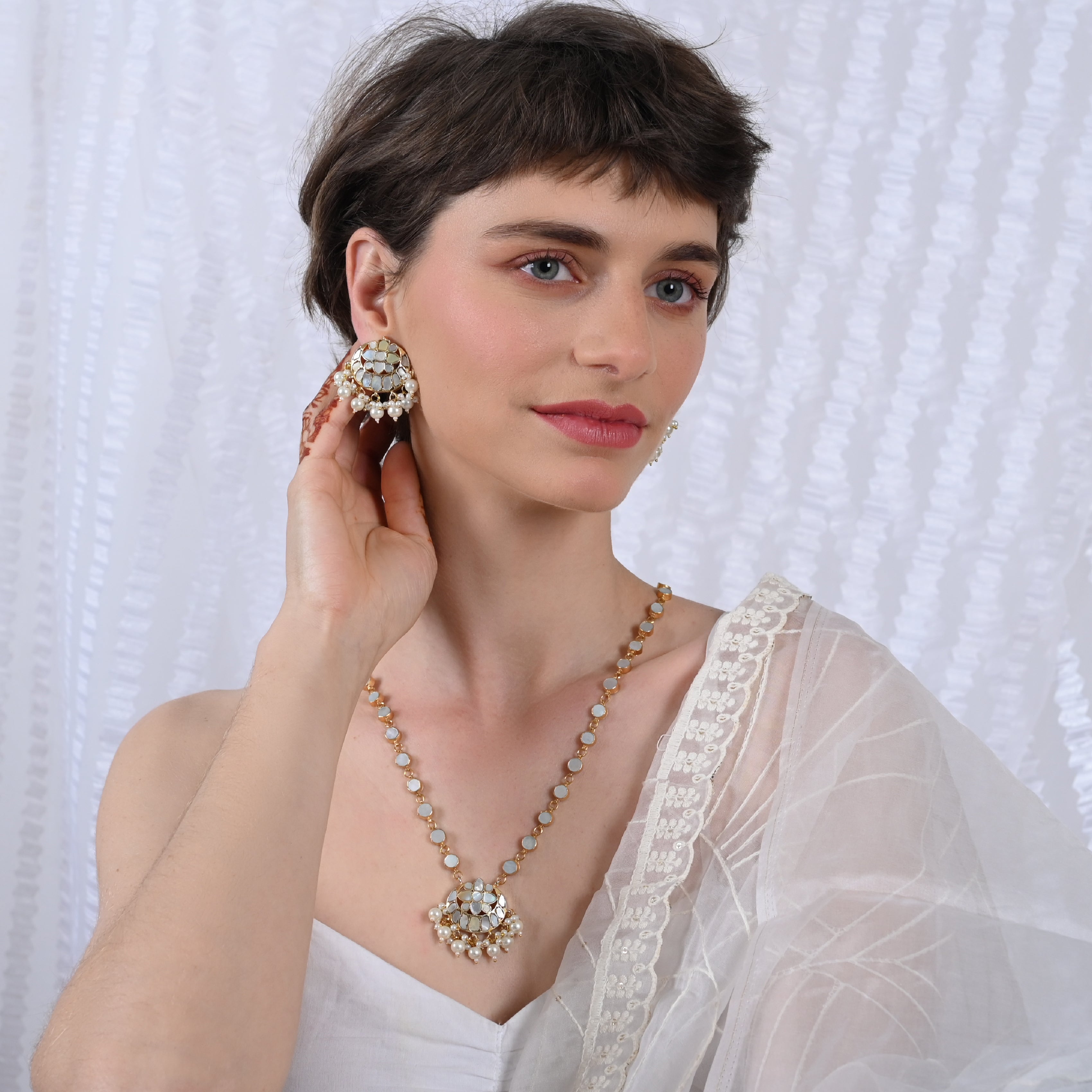 SJN1087- White Colour Gold Plated Mother of Pearl Pendant with Earrings