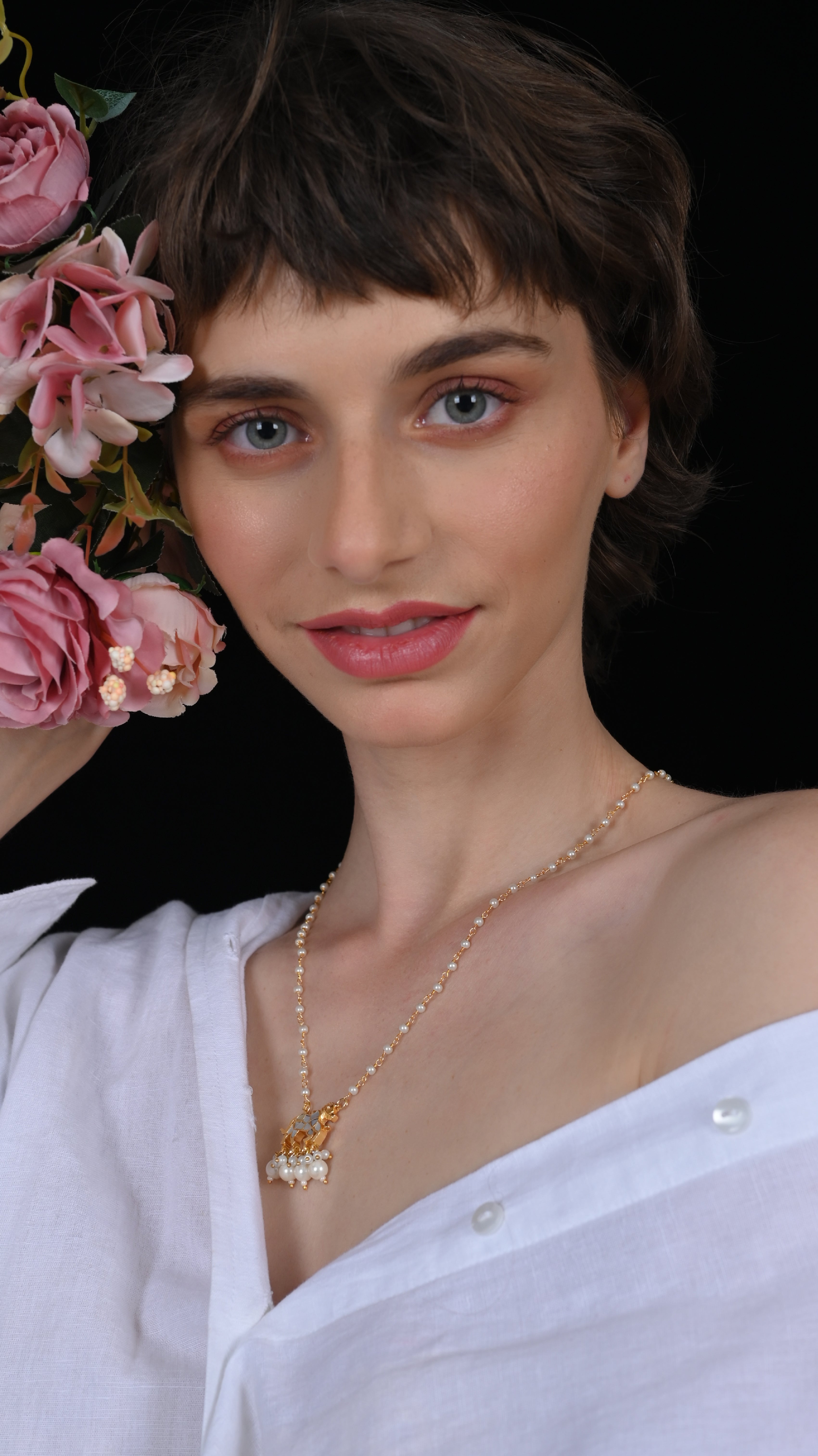 SJN1089- White Colour Hourse Motif Gold Plated Mother of Pearl Pendant