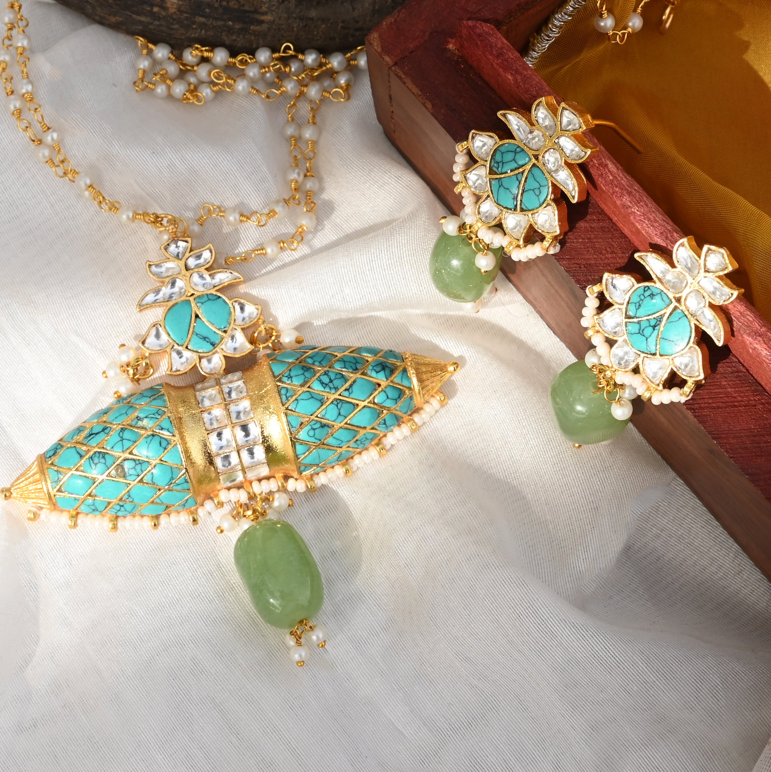 SJN1099- Blue Colour Gold Plated Jadau Kundan Pendant with Earrings