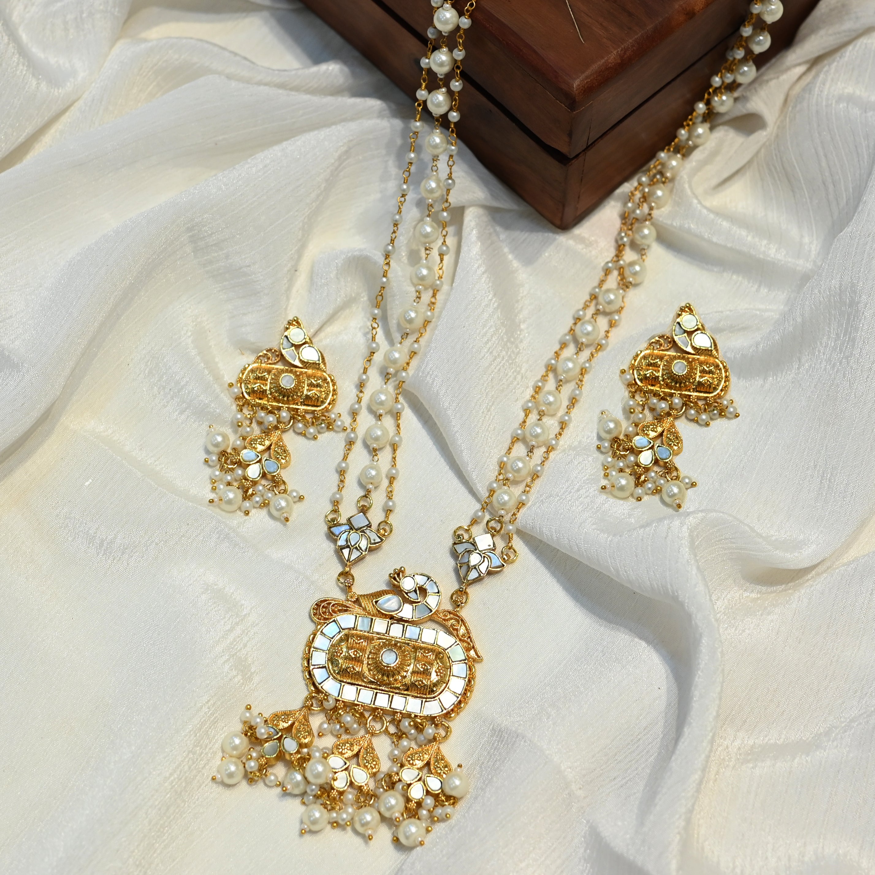 SJP1003- White Colour Gold Plated Mother of Pearl Pendant with Earrings
