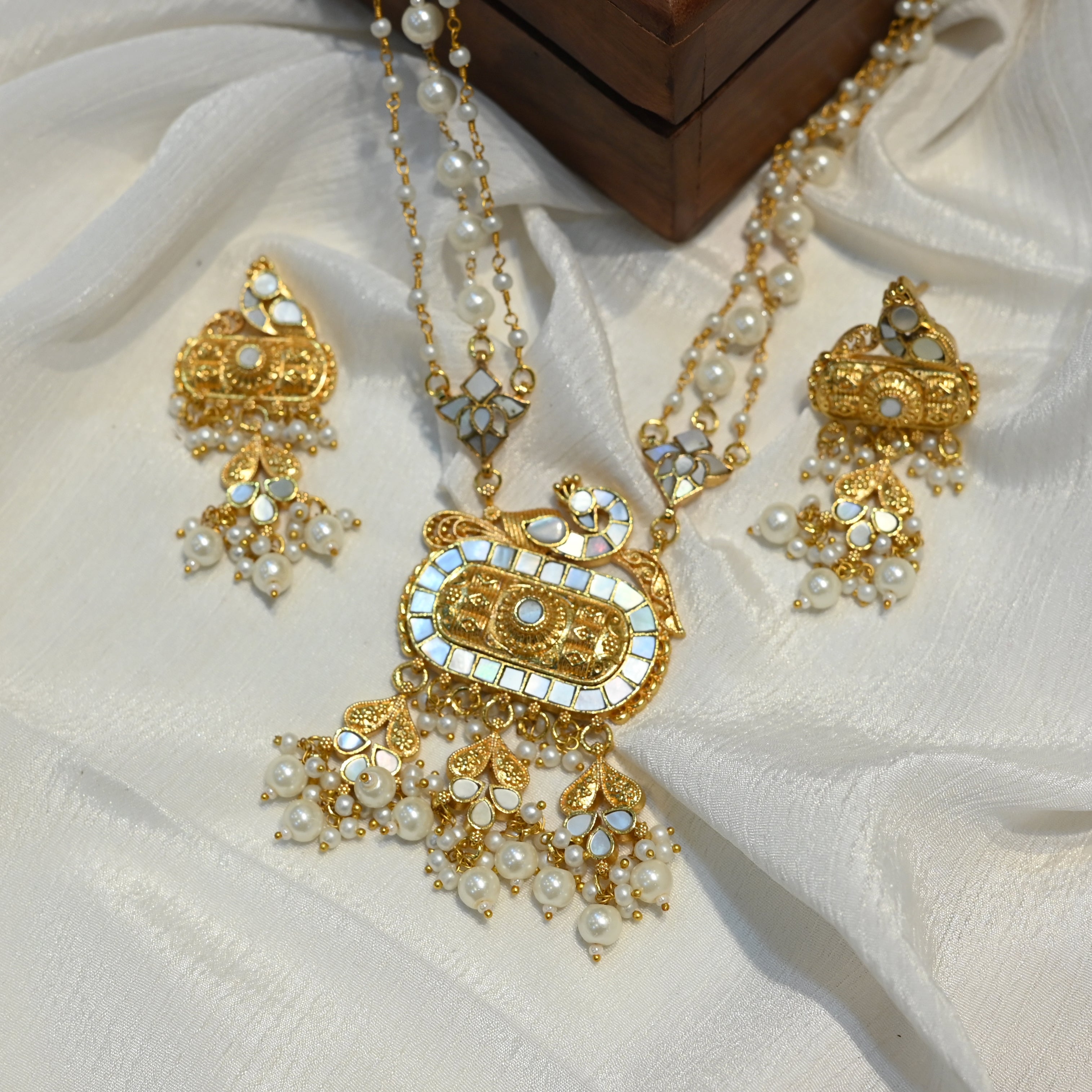 SJP1003- White Colour Gold Plated Mother of Pearl Pendant with Earrings