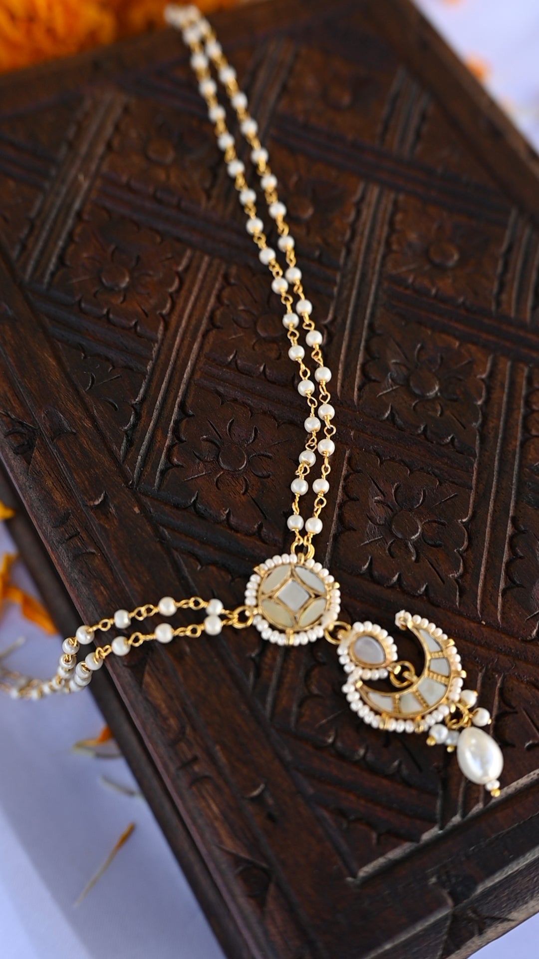 SJN1101- White Colour Gold Plated Mother of Pearl Pendant