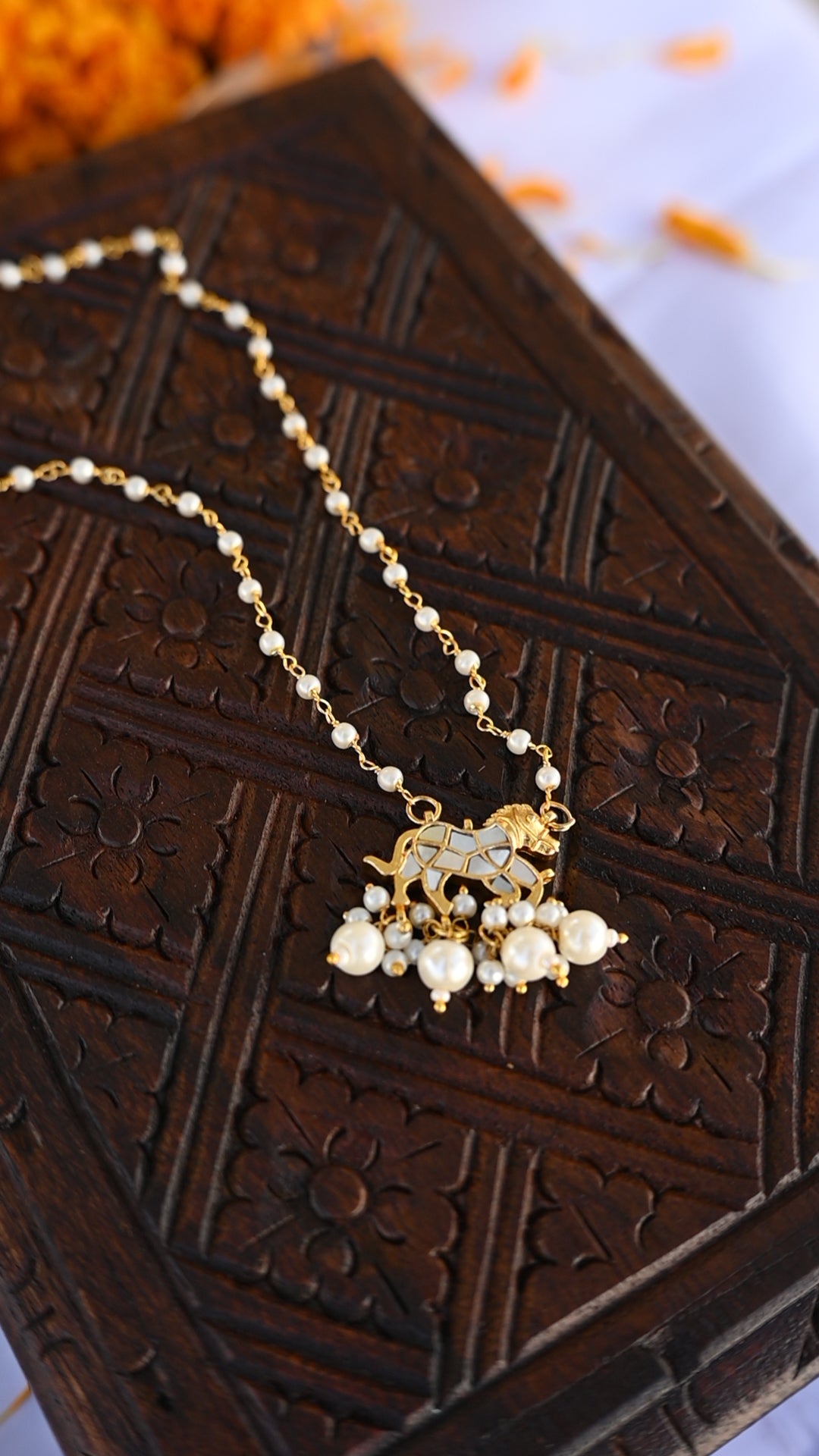 SJN1089- White Colour Hourse Motif Gold Plated Mother of Pearl Pendant
