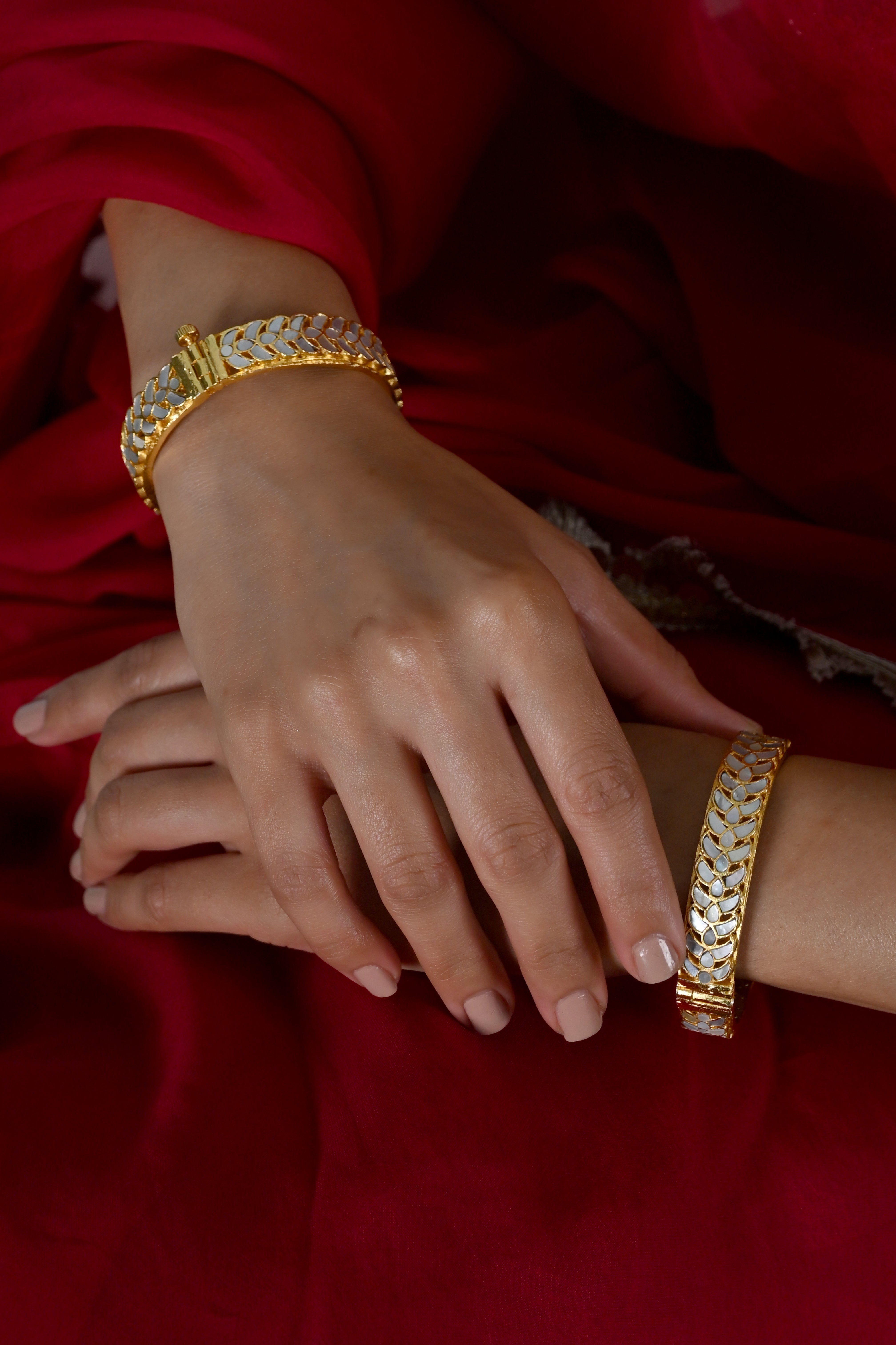 SJB1033- White Colour Gold Plated Mother of Pearl Bangle