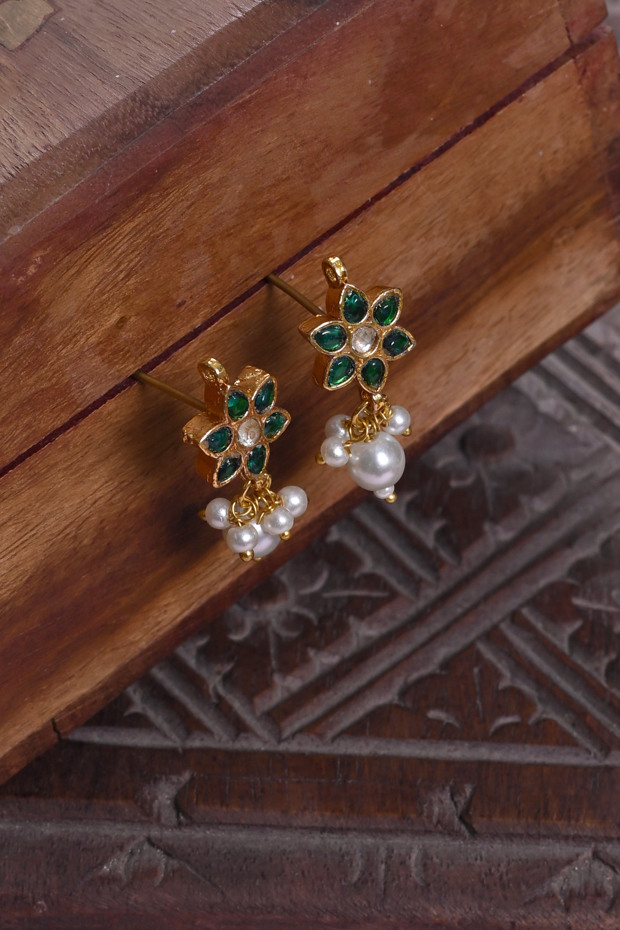 SJE1124- Green Colour Gold Plated Jadau Kundan Flower Motif Studs Earrings