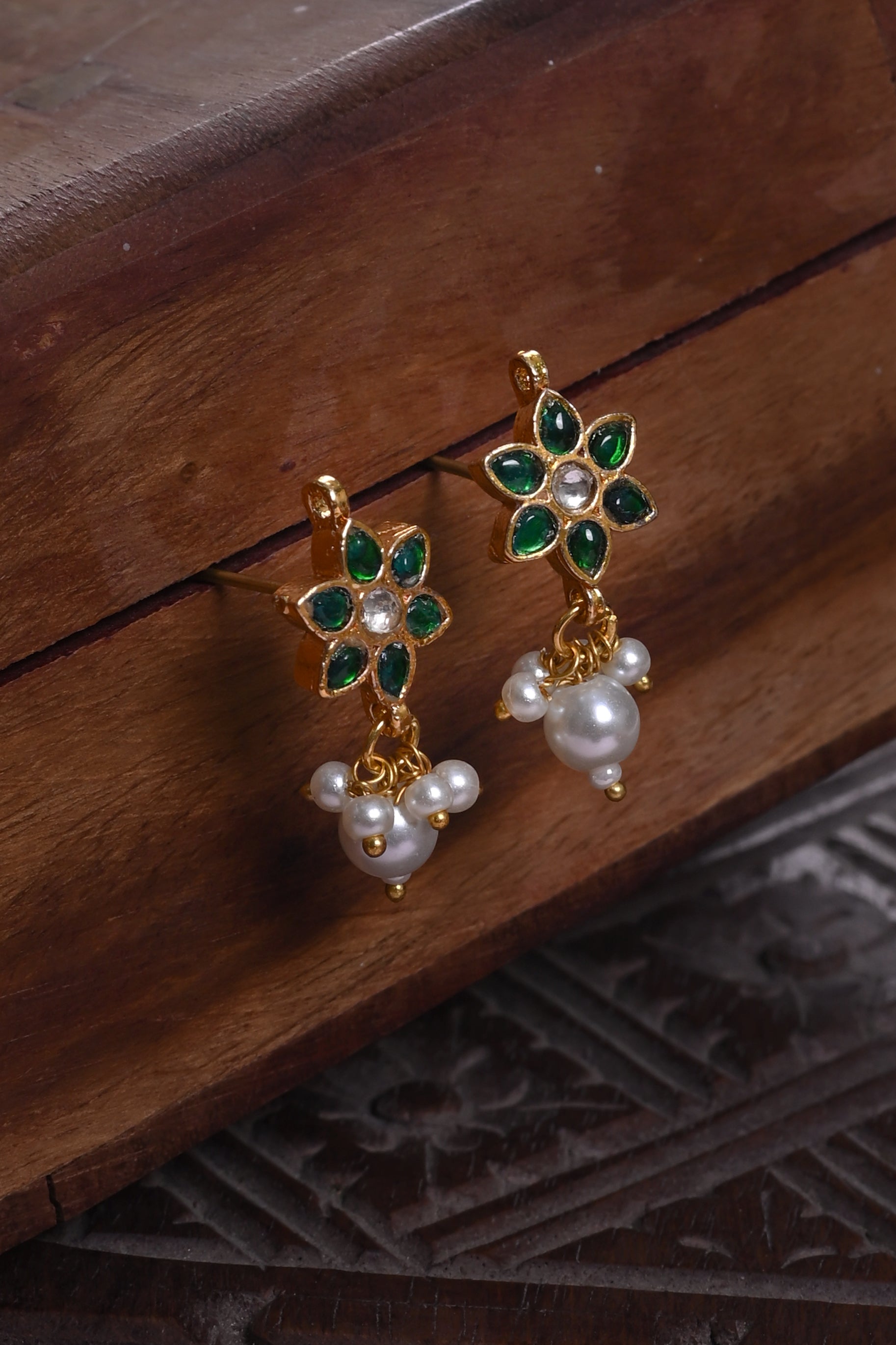 SJE1124- Green Colour Gold Plated Jadau Kundan Flower Motif Studs Earrings