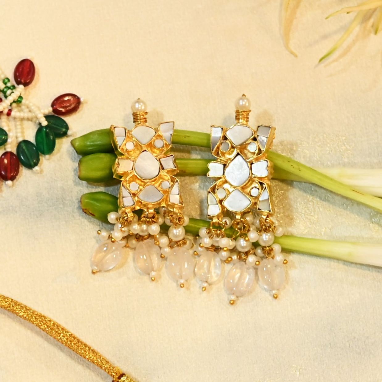 SJN1137- White Colour Gold Plated Mother of Pearl Choker with Earrings