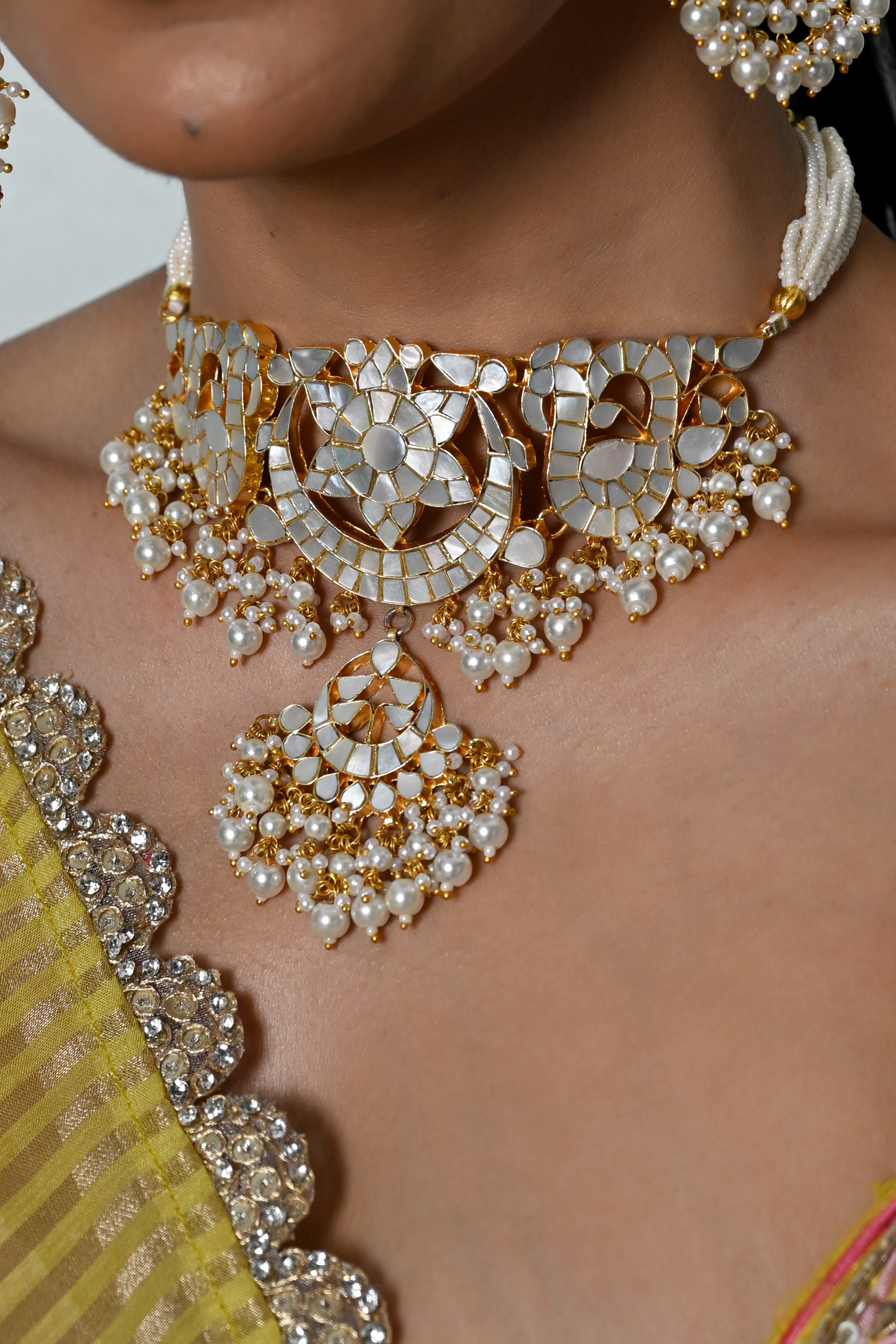 SJN1243- White Colour Gold Plated Mother of Pearl Choker with Earrings