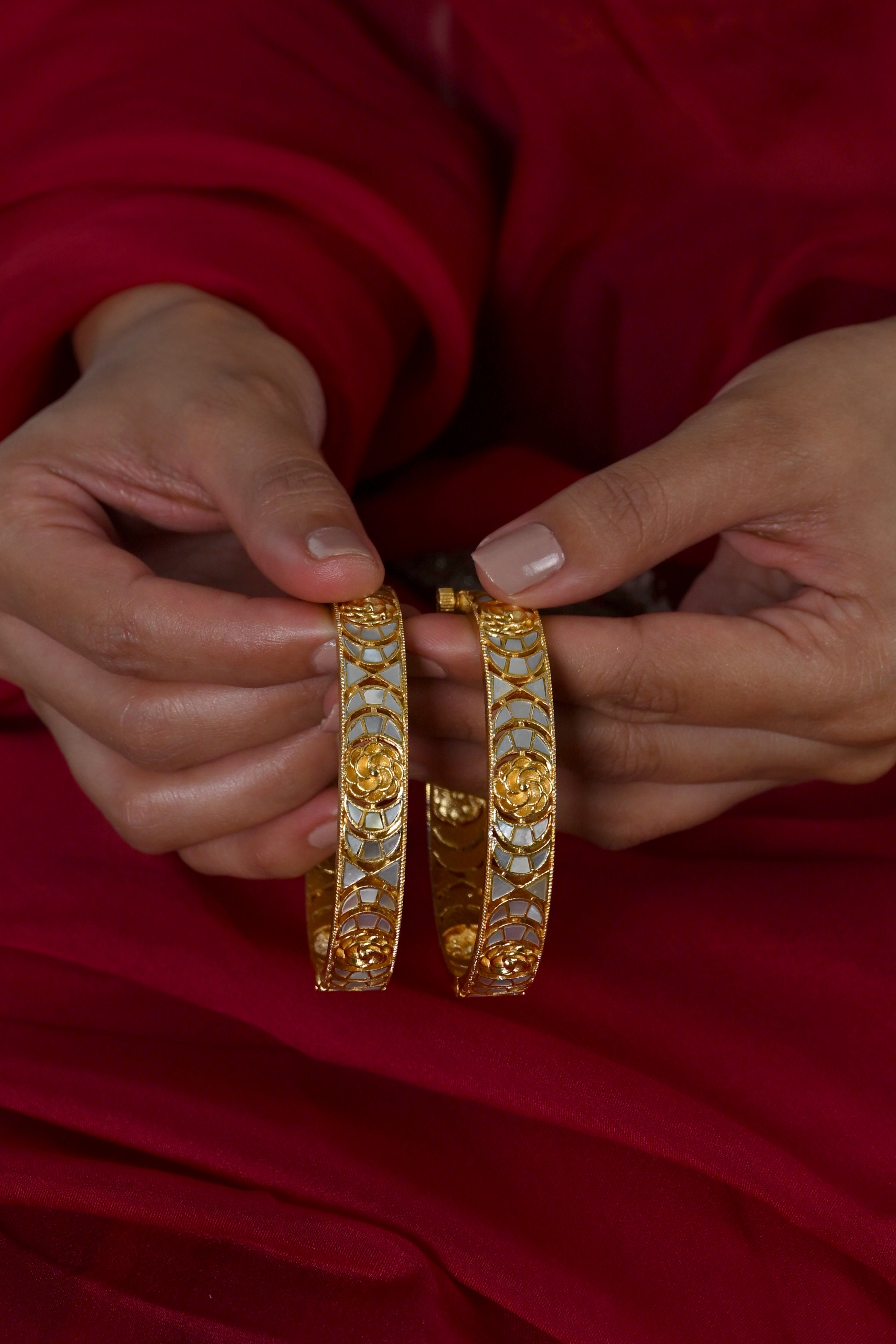 SJB1031- White Colour Gold Plated Mother of Pearl Bangle