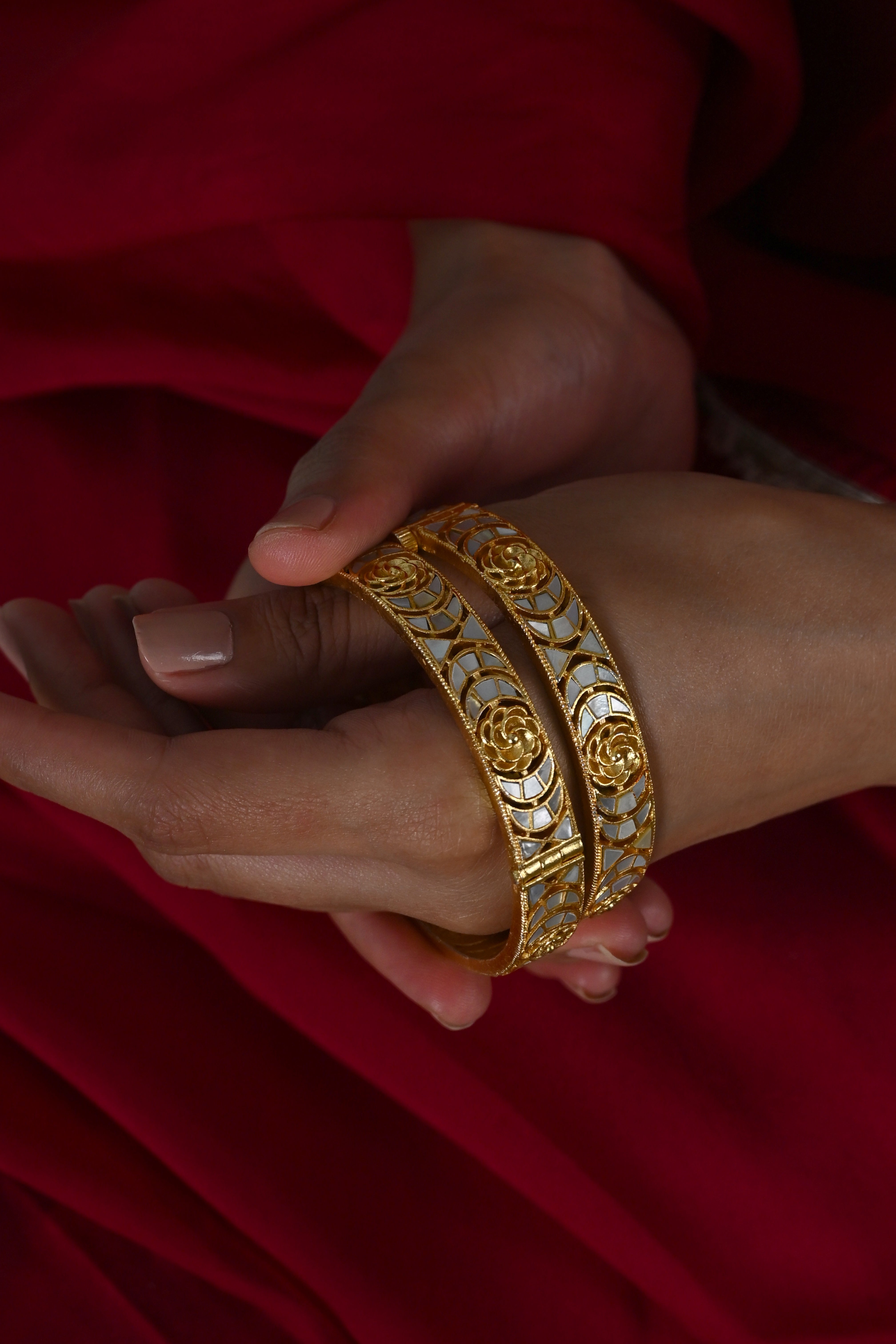 SJB1031- White Colour Gold Plated Mother of Pearl Bangle