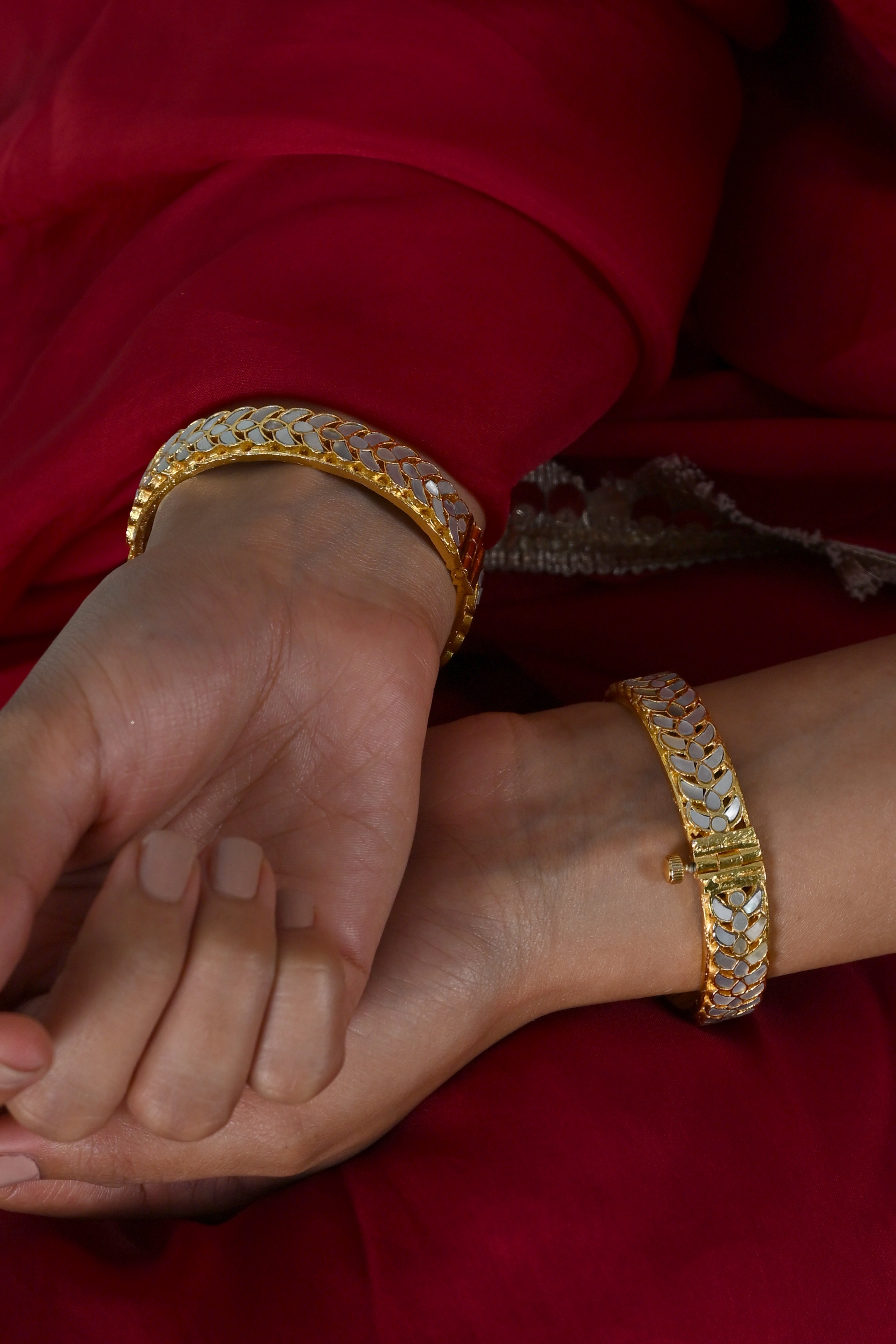 SJB1033- White Colour Gold Plated Mother of Pearl Bangle