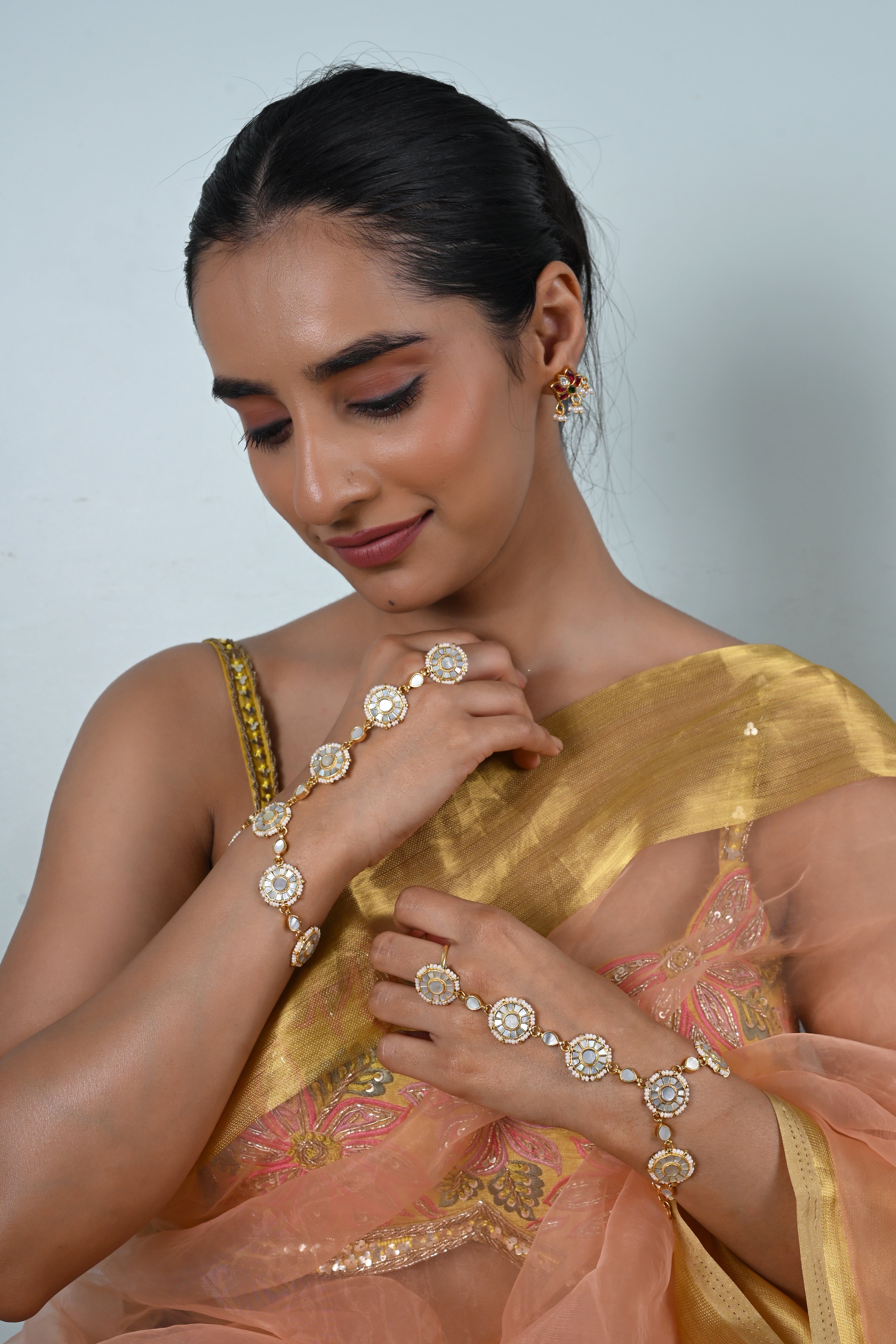 SJHP1021- White Colour Gold Plated Mother of Pearl Hathphool