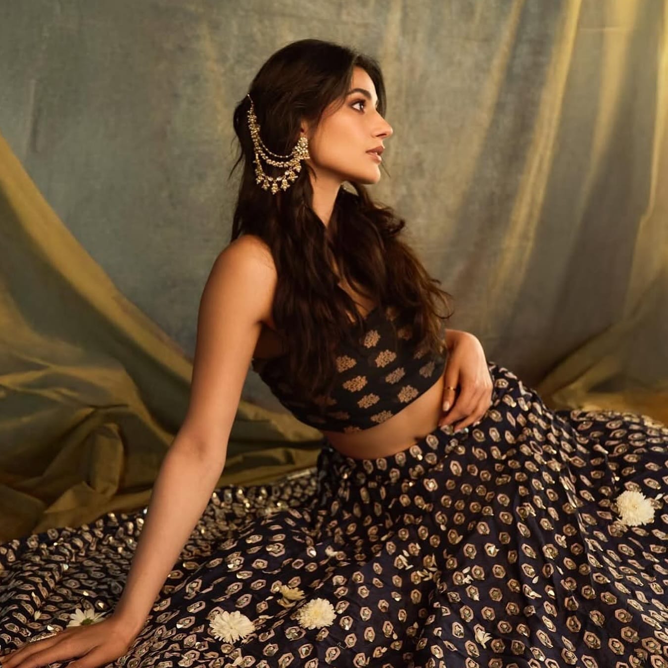 SJK003- White Colour Gold Plated Jadau Kundan Studs with Kaanchain wore by Sonia Rathee