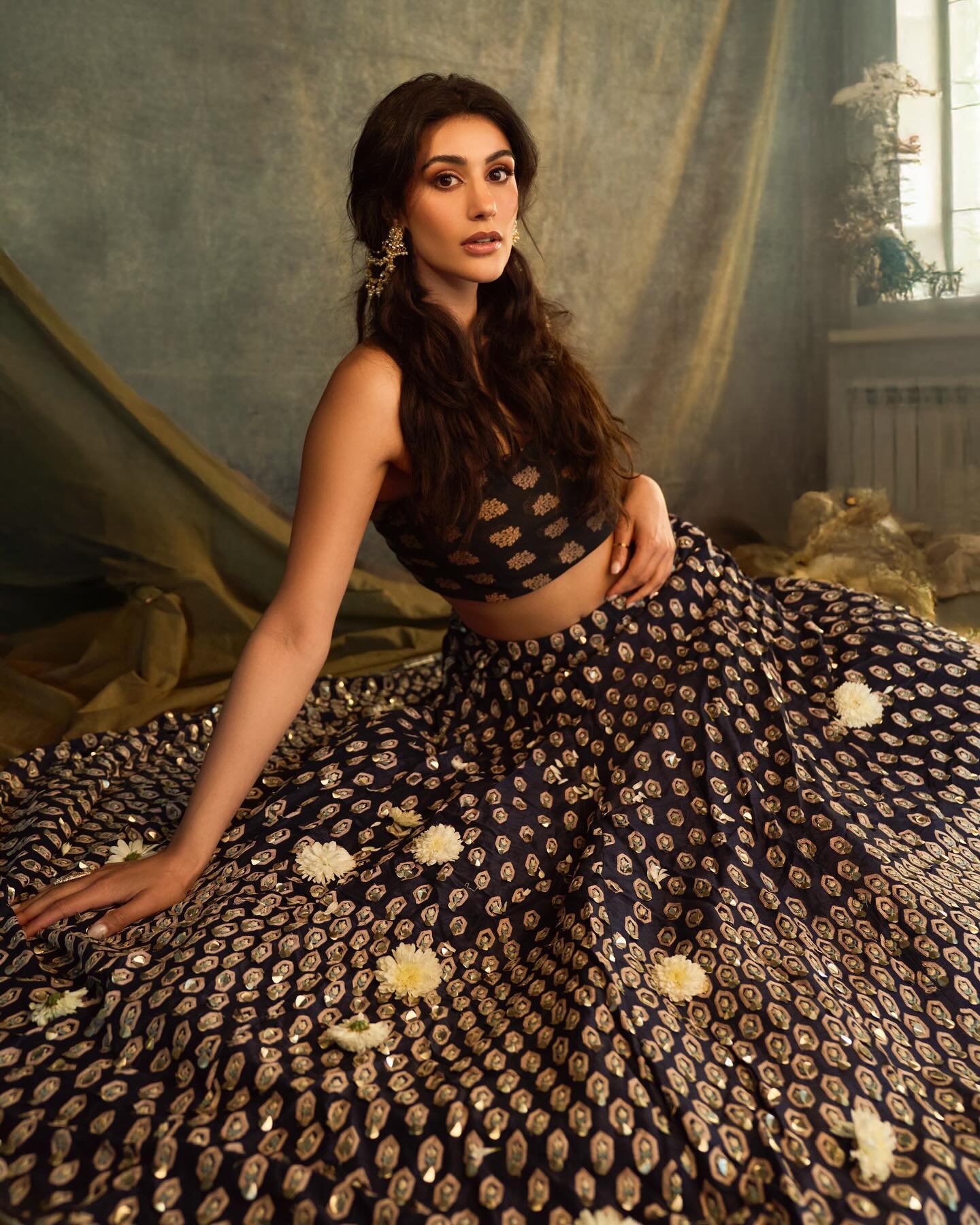 SJK003- White Colour Gold Plated Jadau Kundan Studs with Kaanchain wore by Sonia Rathee