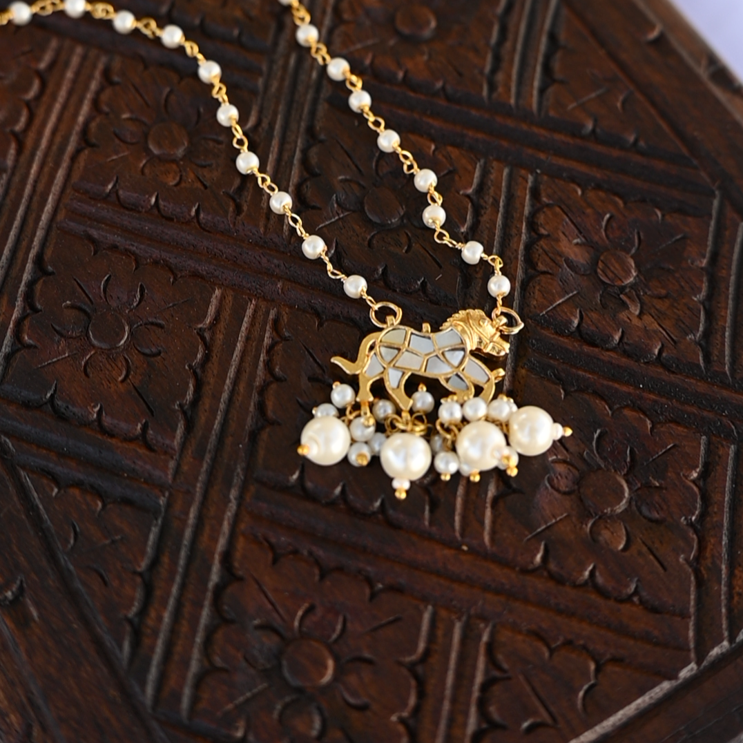 SJN1089- White Colour Hourse Motif Gold Plated Mother of Pearl Pendant