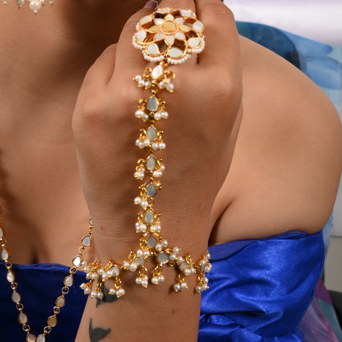SJHP007- White Colour Gold Plated Mother Of Pearl Minimalist Style Hathphool