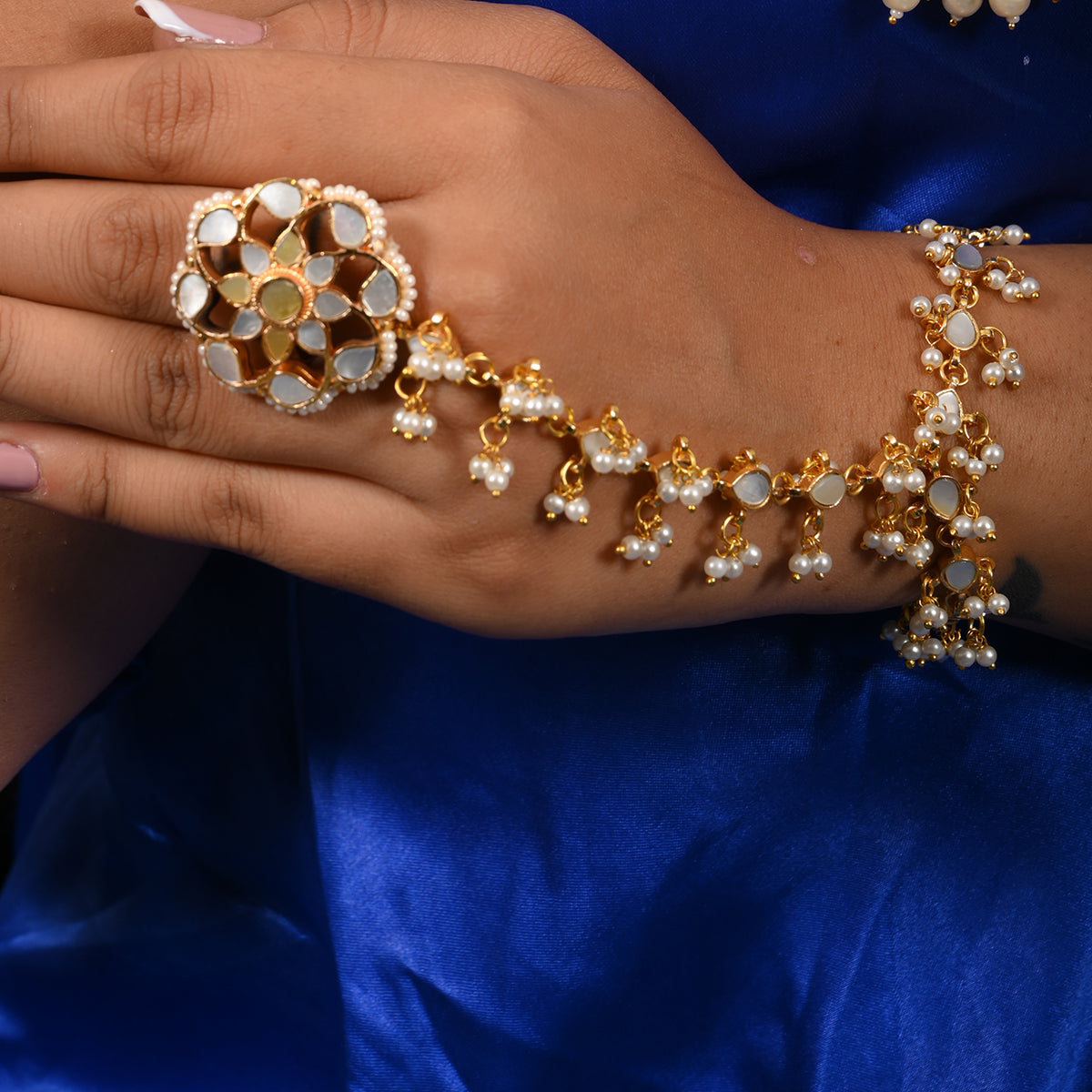 SJHP007- White Colour Gold Plated Mother Of Pearl Minimalist Style Hathphool